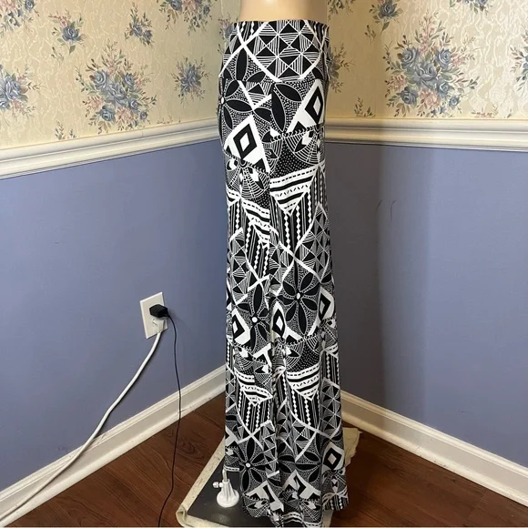 Charlotte Russe Black & White Print Maxi Skirt, Size M - Picture 4 of 10